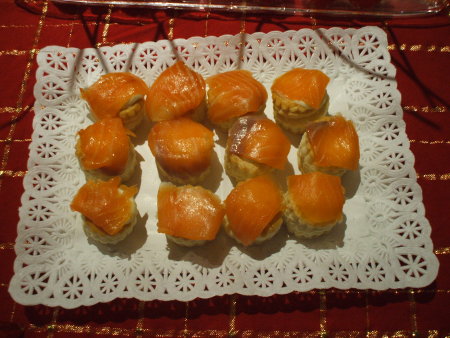 Volovanes de Brandada de bacallà (bacalao), con salmón y piñones